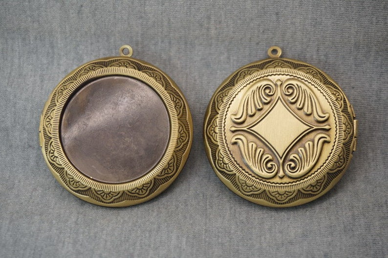 Z04889 3pcs Antique Bronze Plated Copper Round Locket Engraving Flower Carving Big Locket Photo Phase Box Charm Pendant 45x10mm
