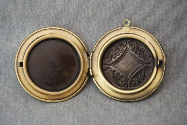 Z04889 3pcs Antique Bronze Plated Copper Round Locket Engraving Flower Carving Big Locket Photo Phase Box Charm Pendant 45x10mm