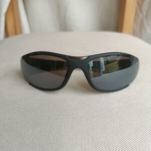 Etsy Schweiz - Curved sunglasses