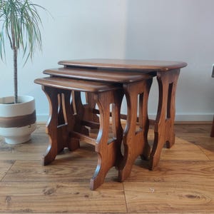 Vintage Ercol Chantry nest 498 Golden Dawn, utmärkt skick, 50-talsmodernt.