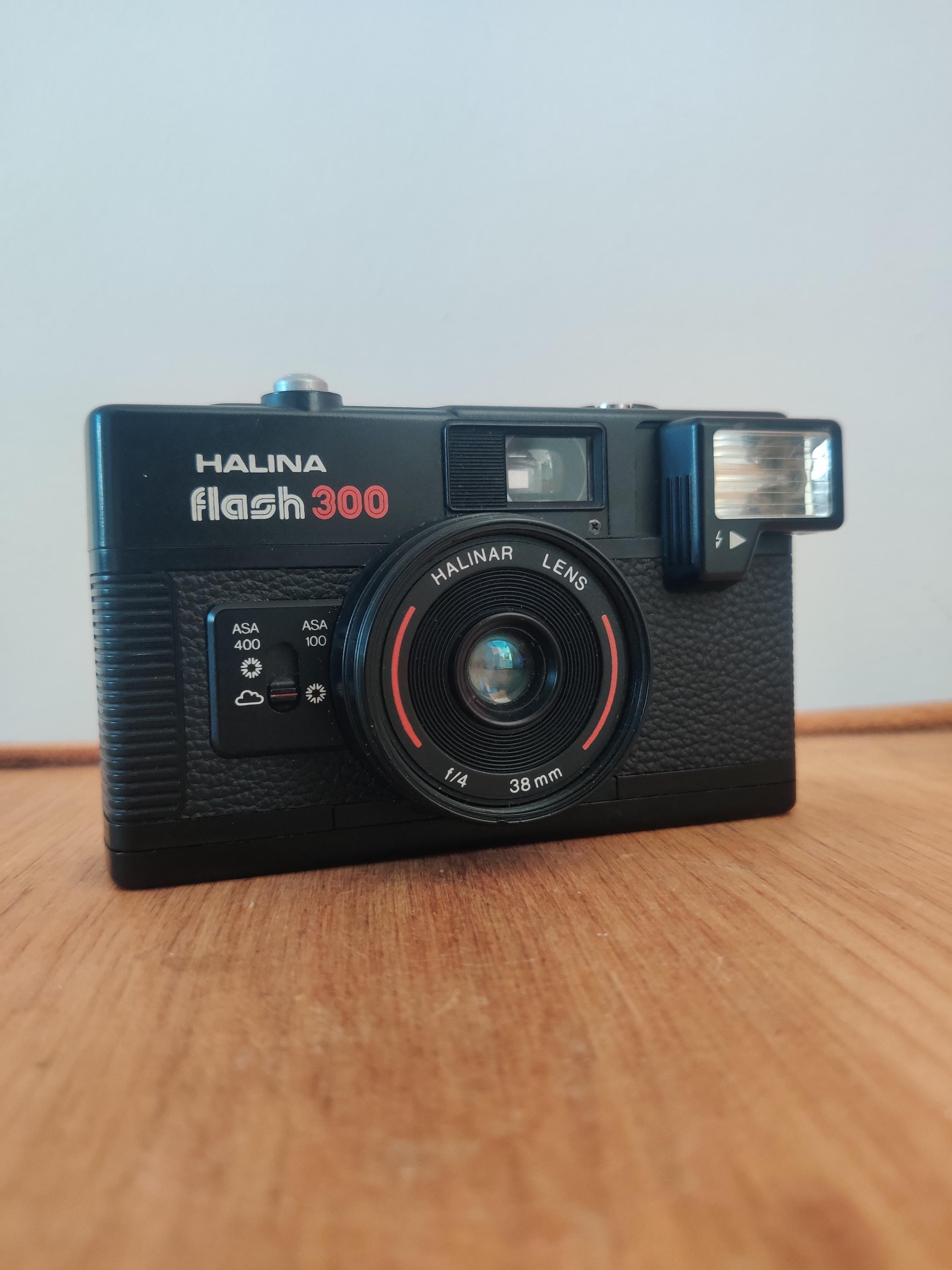 Macchina fotografica d'epoca. Fotocamere e custodie retrò Macchina fotografica d'epoca. Fotocamere e custodie retrò