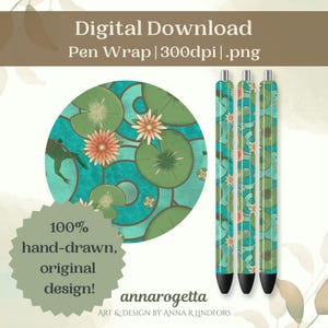 Op de afbeelding: Digitaal download pen wrap ontwerp met een waterlelievijver met een kikker, waterleliebladeren en bloemen. Het ontwerp wordt herhaald op drie pennen. De afbeelding bevat de tekst "Digital Download Pen Wrap | 300dpi|.png", "100% hand-drawn, original design!" en "annarogetta ART & DESIGN BY ANNA RIINDFORS".