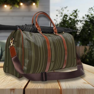 Bolsa de viaje impermeable con diseño de rayas de oliva y pequeños aviones / Bolsa de viaje de fin de semana con rayas verticales Jet Stream