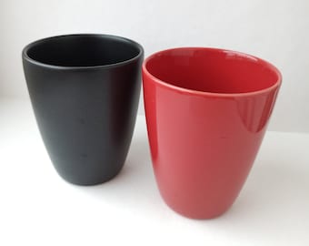 Ensemble de 2 Höganäs Keramik Apoteket Suède vintage Red & Black Ceramic Mugs, Tasses. Design scandinave suédois, vaisselle de cuisine