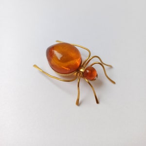 Broche de âmbar vintage, inseto russo em tom dourado