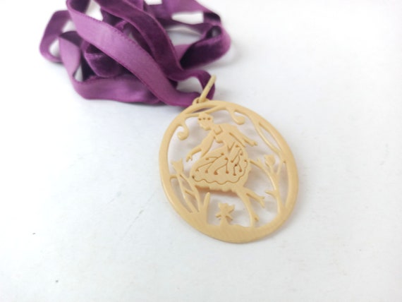 Vintage plastic pendant with velvet ribbon/French… - image 3