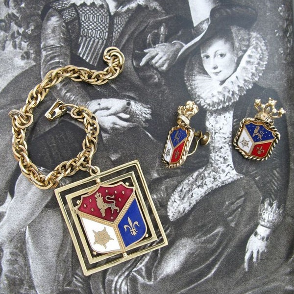 El conjunto vintage "Heráldico" consiste en una pulsera con un colgante y pendientes Marcados Coro Pegasus