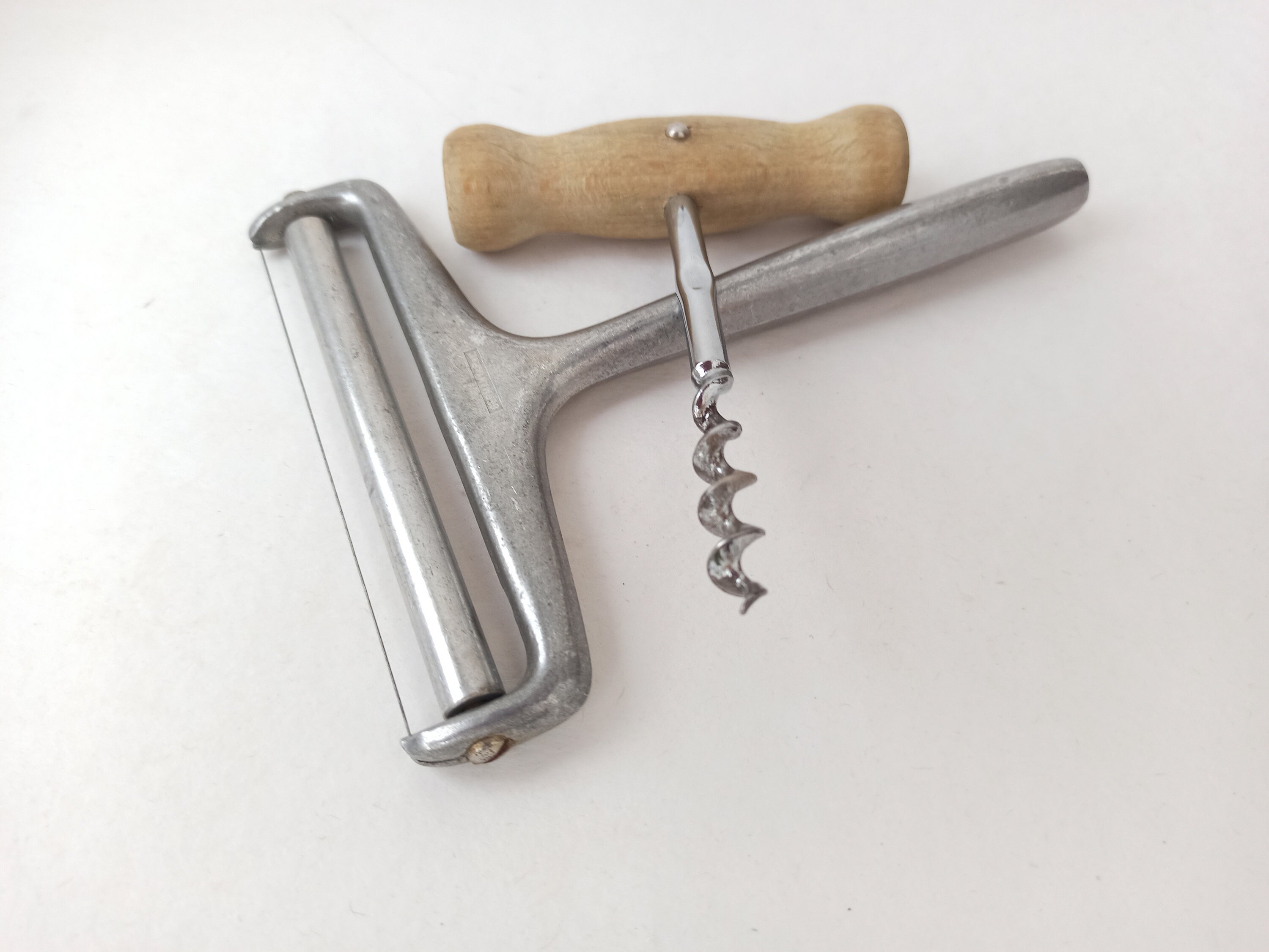 ビンテージ器具 2 個 コルク抜きとチーズ スライサー スカンジナビア 