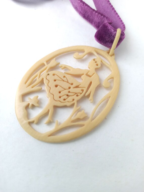 Vintage plastic pendant with velvet ribbon/French… - image 6
