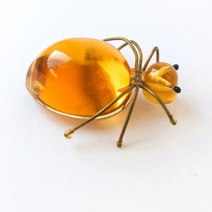 Broche de âmbar vintage, inseto russo em tom dourado