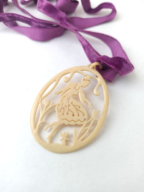 Vintage plastic pendant with velvet ribbon/French… - image 2