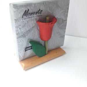 Porta tovaglioli vintage in legno con fiori di Aarikka, design scandinavo finlandese