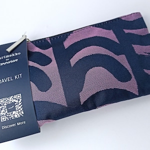 Neues Marimekko-Reiseset für Finnair: Kosmetiktasche, Zahnbürste und Zahnpasta, Schlafbrille und Ohrstöpsel/ Kosmetik von Marimekko Finnland