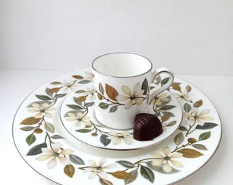 Wedgwood Beaconsfield kaffekoppset | Benporslinskoppfat | Engelsk blommig trio