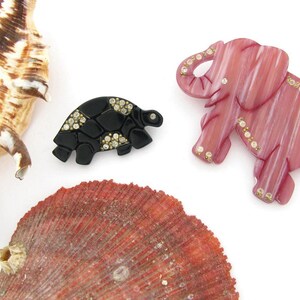 Set med 2 vintage plastbroscher, elefant, sköldpadda, vintage smycken, trend