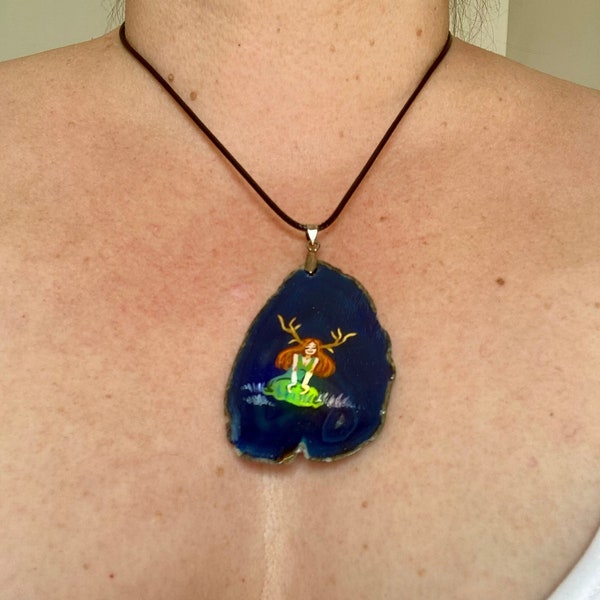 Pendentif fée peinte sur tranche d'agate porte-bonheur avec le thème Méditation