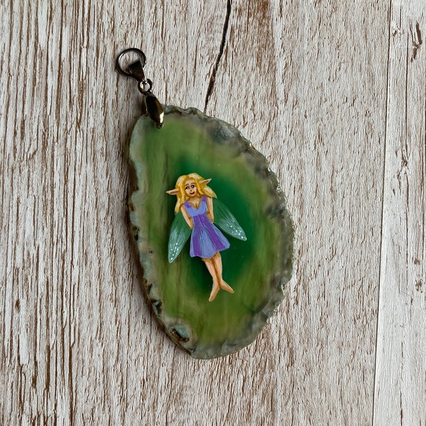 Pendentif fée peinte sur tranche d'agate porte-bonheur avec le thème Simplicité