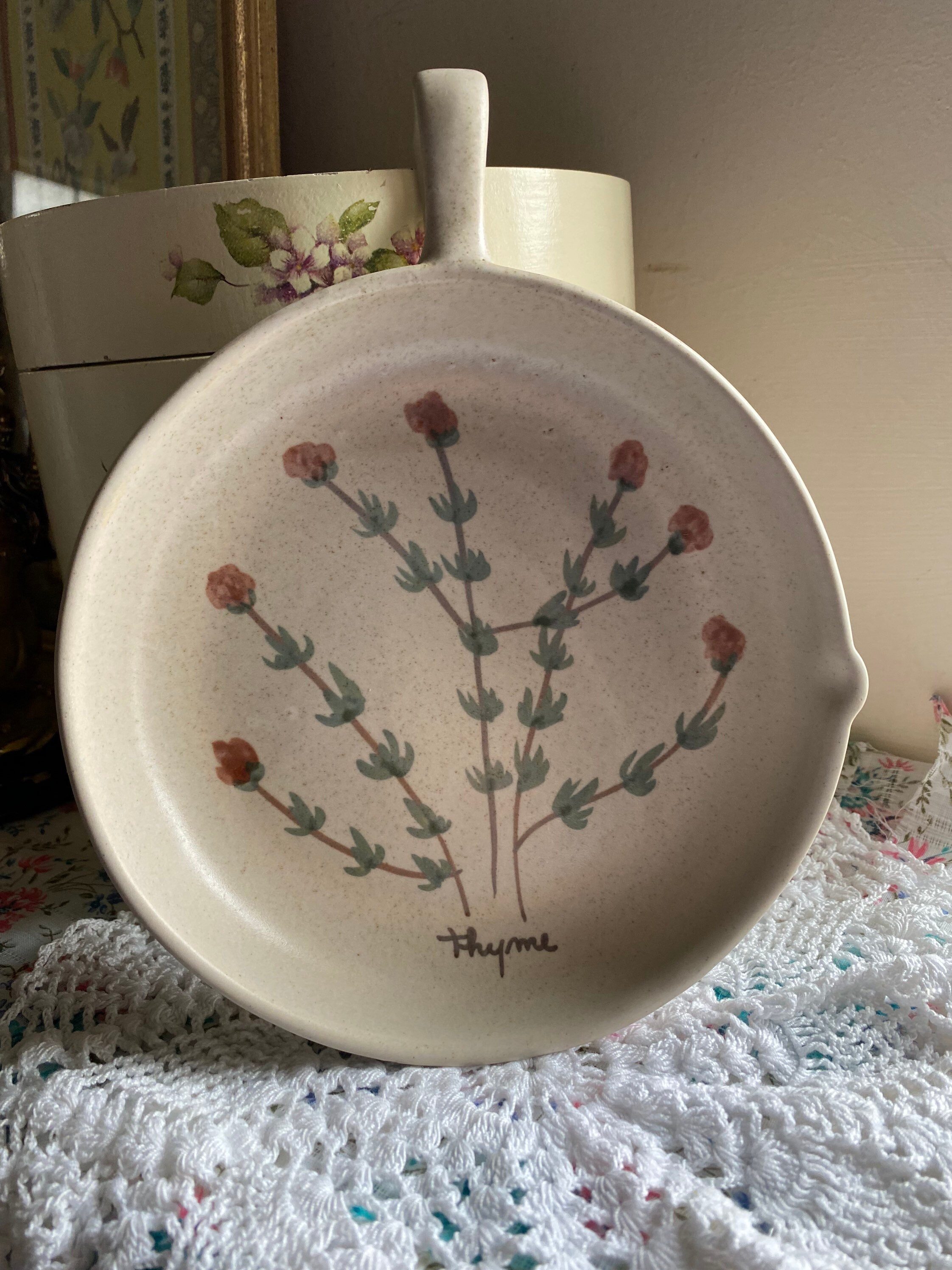 GOSS STONEWARE/Chatham Pottery small crock with lid fruit and berries