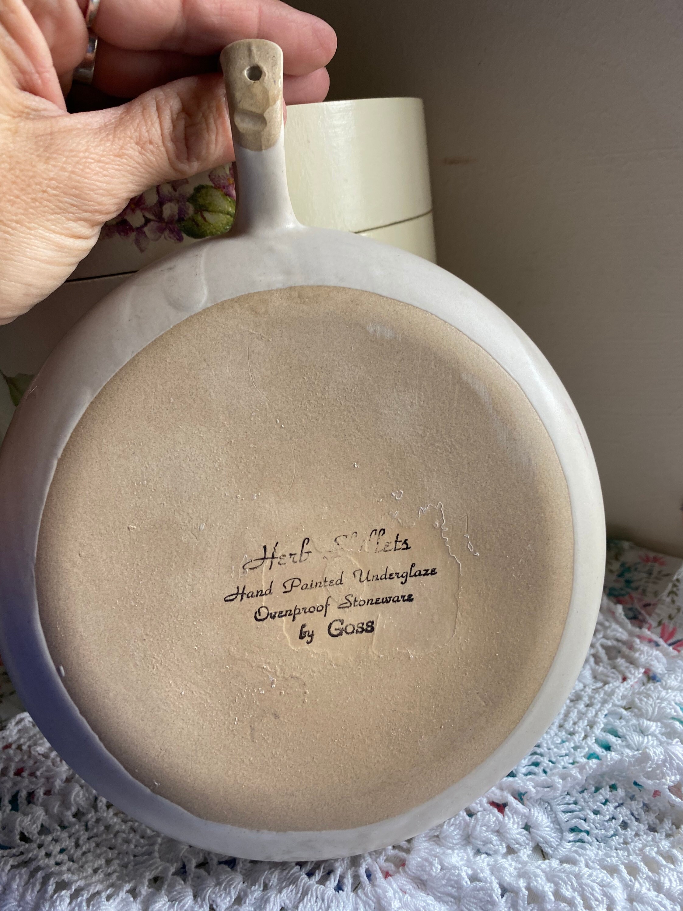 GOSS STONEWARE/Chatham Pottery small crock with lid fruit and berries