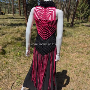 CUSTOM ORDER UV-Reaktive gehäkelte Spinnennetz-Weste - Handgefertigte Festival-Kleidung von Unicorn Crochet