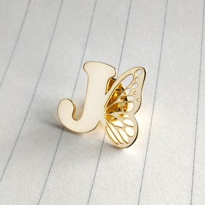 Pines de solapa con iniciales de mariposa personalizados, Pines de solapa especiales personalizados, Pines de solapa con iniciales con mariposa, Pines de solapa con iniciales minimalistas, Regalo para ella