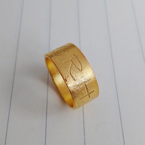 Gold gebürstet Ring, personalisierte Monogramm Initialen Ring, kundenspezifischer Hochzeitsring, gebürsteter Goldring, personalisierter Namensring, Weihnachtsgeschenk