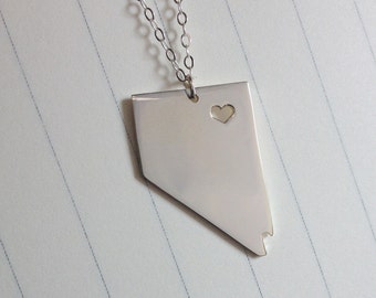 Collar de plata con el estado de Nevada, collar con el estado de Nevada, collar con dije del estado de Nevada y collar con forma de corazón.
