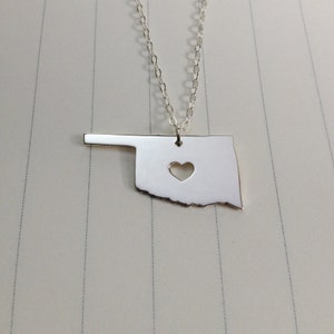 Oklahoma State Charm Halskette, Silber Oklahoma State Halskette, OK State Halskette, Zustand geformte Halskette mit einem Herz