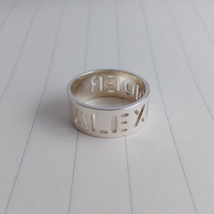 Anello personalizzato con vernice spray, anello con nome inciso in argento, anello con data di matrimonio, anello con lettere moderne, anello con 3 iniziali in oro, regalo di Natale