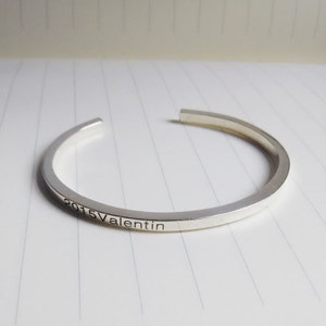 Silber Manschette Armband, Offene Manschette Armband, Armband mit Gravur, Freundschaft Manschette Armreif, Geschenk zum Abschluss, Benutzerdefinierter Schmuck