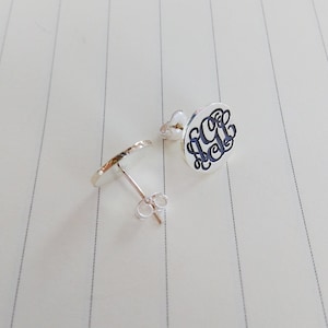 Brincos personalizados com monograma inicial, brincos personalizados com monograma, brincos de pino com monograma prateado, brincos com 3 iniciais, presente de Natal