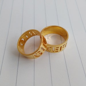 Personalisierte moderne Buchstaben Ring, Gold Spray Paint Schrift Ring, Gravur Namen Ring, Gold Monogramm Ring, personalisierte Bandring, Weihnachtsgeschenk