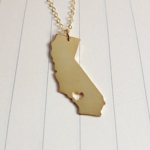 Gepersonaliseerde Californië ketting, California State Charm Necklace, CA State ketting, zilveren staat ketting, staat gevormde ketting met een hart afbeelding 1