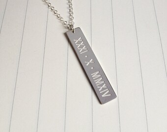 ローマ数字の縦バーネックレス、シルバーバーネックレス、イニシャル