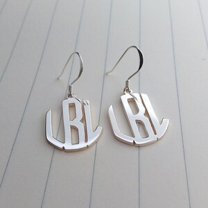Brincos de pino com monograma de prata, brincos de monograma circular com três letras, brincos de monograma personalizados, brincos de pino com iniciais, presentes com monograma