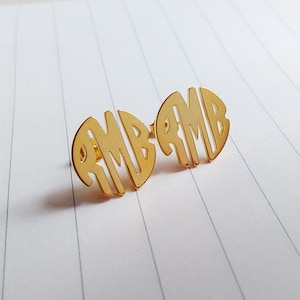 Brincos com monograma circular, brincos com monograma dourado, brincos com monograma personalizados, brincos com iniciais, presentes com monograma