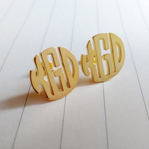 Brincos com monograma circular de três letras, brincos de pino com monograma dourado, brincos de monograma personalizados, brincos de pino com iniciais, presentes com monograma