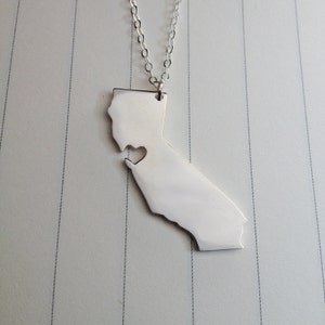 Gepersonaliseerde Californië ketting, California State Charm Necklace, CA State ketting, zilveren staat ketting, staat gevormde ketting met een hart afbeelding 2