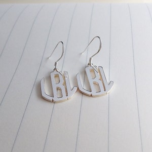 Brincos com monograma personalizados, brincos com monograma circular de três letras, brincos de pino com monograma prateado, brincos com pino com iniciais, presentes com monograma