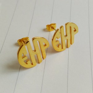 Brincos de monograma dourados, brincos de pino com monograma em forma de círculo, brincos de monograma personalizados, brincos de pino com iniciais, presentes com monograma