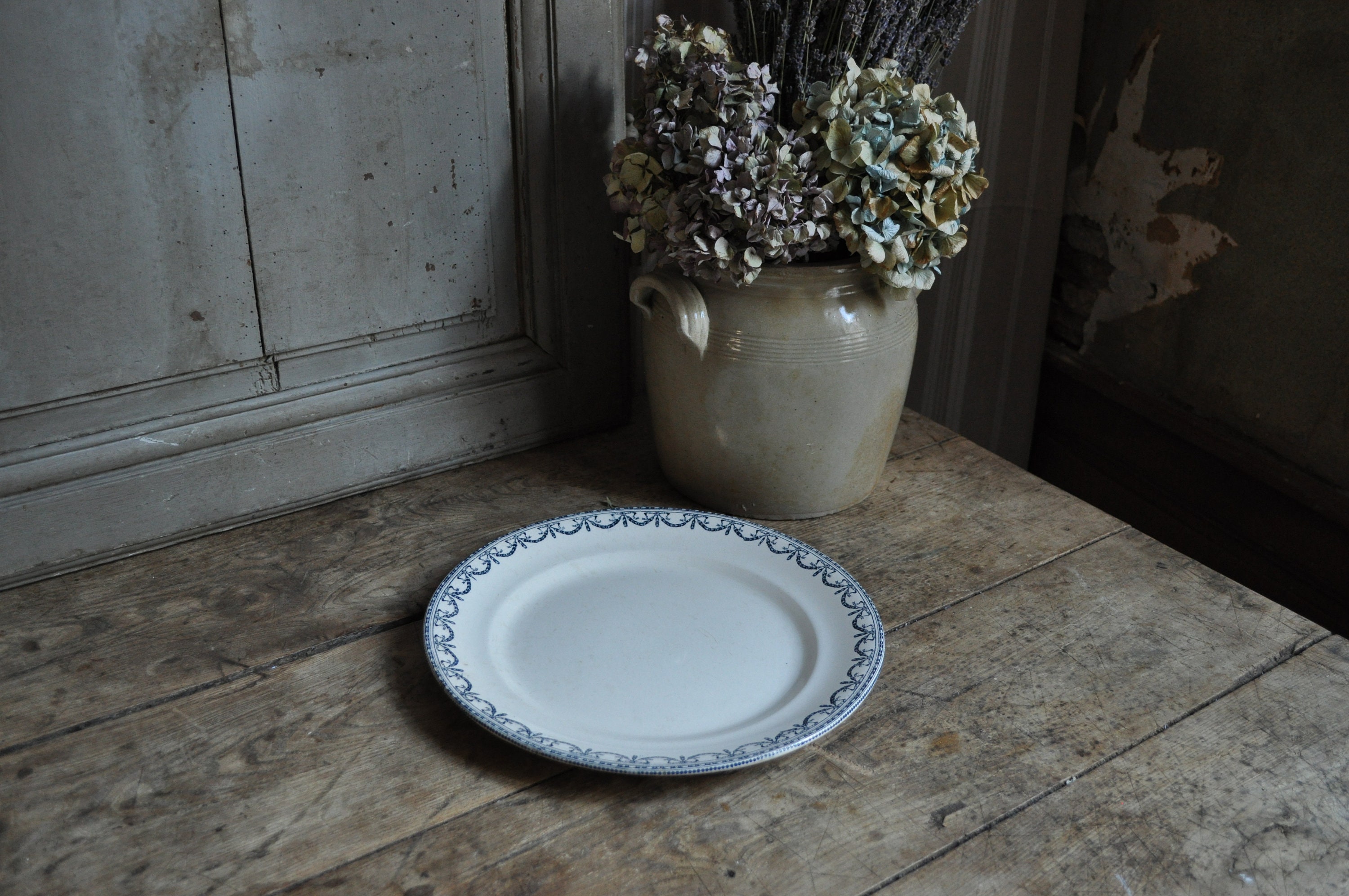 Plateau de Service Rond, Antique Français Ironstone Blanc et Bleu, Style Louis Xvi