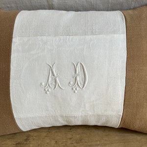 Paire de coussins rectangulaires, faits main avec du lin ancien français, teint en blanc et couleur tabac, monogrammés AD 30 X 40 cm 11,81X 15,74 image 3