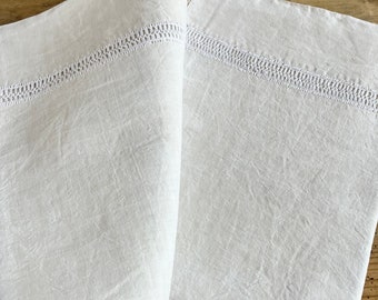 Drap vintage français en pur lin, avec une rangée de broderies faites à la main / Larg (230 cm) 90,55" Long (304 cm) "119,68"