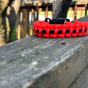 Pulsera reflectante de seguridad con paracord negro