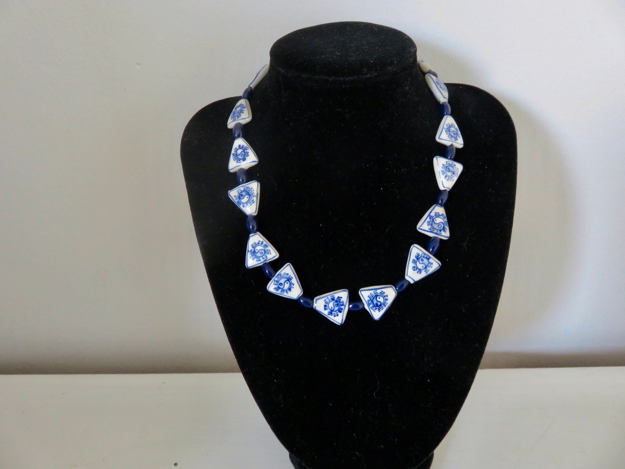 Vintage Chinesische Blau Weiß Handbemalt mit Yin Yang Porzellan Dreiecksform Perlenkette