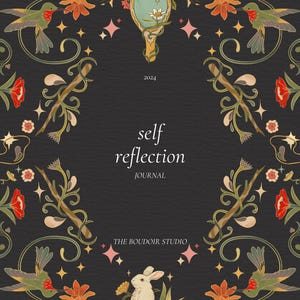 Może przedstawiać: Czarna i złota okładka dziennika z kwiatowym wzorem i lustrem z gwiazdą w środku. Na okładce nadrukowany jest tekst "self reflection journal" i "The Boudoir Studio". Rok 2024 jest nadrukowany na górze okładki.