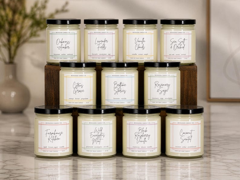 Puede incluir: Una exhibici&oacute;n de diez velas en frascos de vidrio con tapas negras. Cada vela tiene una etiqueta con un nombre de aroma diferente, incluyendo "Oakmoss & Amber", "Lavender Fields" y "Vanilla Clouds". Las velas est&aacute;n dispuestas en un soporte de madera escalonado.