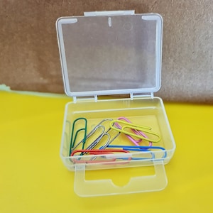 Mini Plastic Box - 10ml - 5 x 4 x 1.3cm - Small Samples/Component/Medication/Paint - Hinged Lid - Hanging Tab - Watercolour Pan Storage Case
