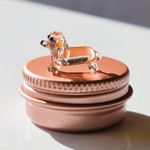 小さなローズゴールドのギフト缶に入ったミニガラス製ダックスフントの子犬 - かわいい手作りガラス動物 - 犬好きの方へのミニチュア置物ギフトオーナメント