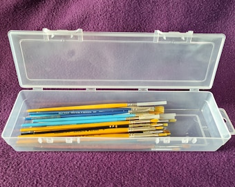 Plastic Box - 450ml - 26 x 8 x 3.8cm - For Artists/Students/Pens/Paint/Brushes - Art/Craft Storage - Pencil Case - Hinged Lid - Hanging Tab
